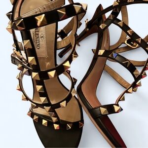 Valentino Garavani
Rockstud Leather Caged Pump